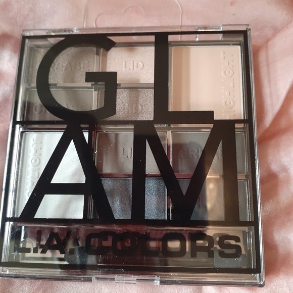 SALE!! Brand New Eyeshadow Palette - Picture 1 of 1